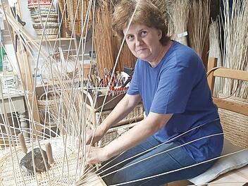 Margot Weiß hat sich im Keller des Hauses, in dem sie lebt, eine kleine Werkstatt eingerichtet. Gerade entsteht hier ein Wäschekorb als Privatauftrag.