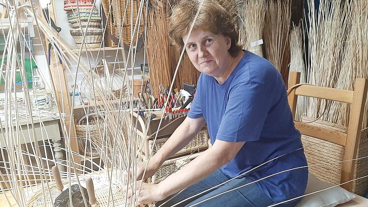 Margot Weiß hat sich im Keller des Hauses, in dem sie lebt, eine kleine Werkstatt eingerichtet. Gerade entsteht hier ein Wäschekorb als Privatauftrag.