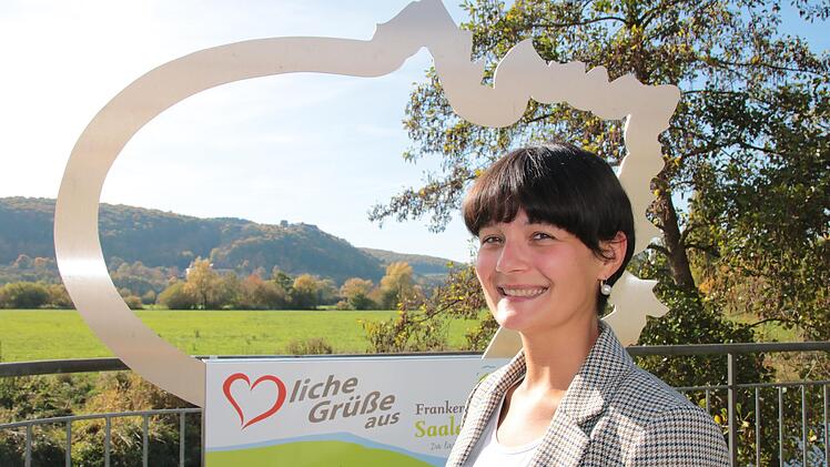 Das erste große Projekt von Sophia Papadopoulos waren die Traumplätze. Hier steht sie am Hammelburger Traumplatz an der Herrenmühle.