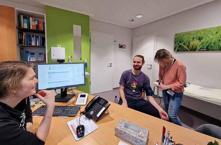 Landkreis Kulmbach: Angehende Ärzte für Winterschool zu Besuch - Praxiseinblicke erhalten
