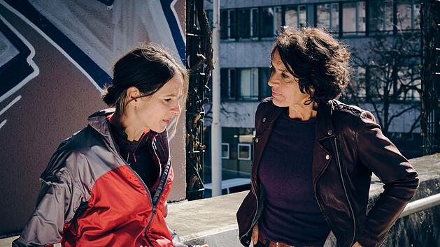 Lena Odenthal (Ulrike Folkerts, rechts) und Johanna Stern (Lisa Bitter) tauschen sich &uuml;ber den Stand der Ermittlungen aus.