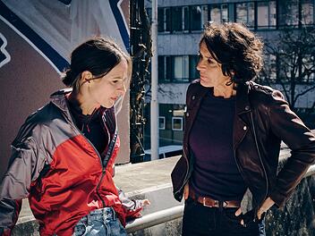 Lena Odenthal (Ulrike Folkerts, rechts) und Johanna Stern (Lisa Bitter) tauschen sich &uuml;ber den Stand der Ermittlungen aus.