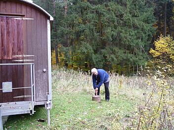 Probebohrpunkt Nummer 4 ist  versiegelt, wie Bürgermeister Johannn Pfister persönlich nachprüft. Im kommenden Jahr soll der Brunnen hier jedoch ausgebaut und dessen Wasser intensiv untersucht werden. Dann wird  an dieser Stelle die Idylle nicht mehr ganz so ungestört sein. Foto: privat