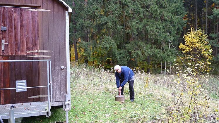 Probebohrpunkt Nummer 4 ist  versiegelt, wie Bürgermeister Johannn Pfister persönlich nachprüft. Im kommenden Jahr soll der Brunnen hier jedoch ausgebaut und dessen Wasser intensiv untersucht werden. Dann wird  an dieser Stelle die Idylle nicht mehr ganz so ungestört sein. Foto: privat