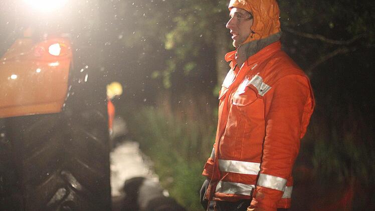 Mit vereinten Kräften kämpften Feuerwehr und THW in der Nacht auf Montag gegen einen drohenden Dammbruch am Tretzendorfer Weiher. Foto: News5 / Herse