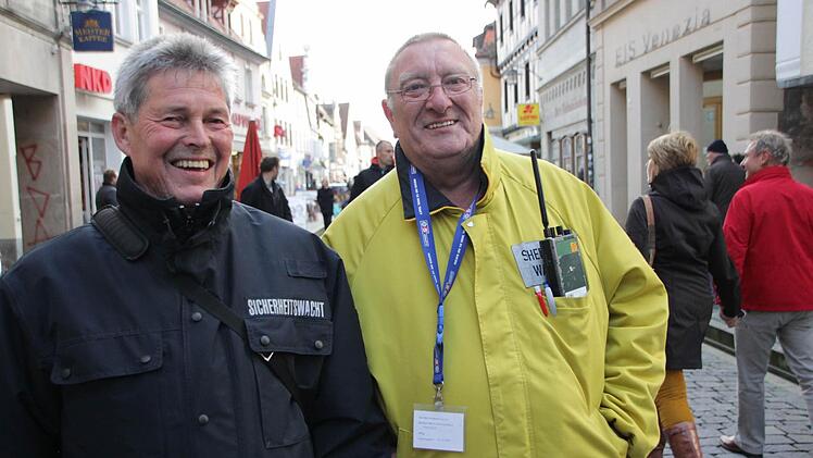 Henry Wölker und Werner Baier von der Sicherheitswacht geben auf "ihre" Forchheimer acht.