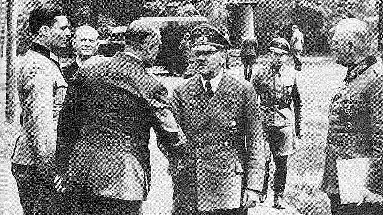 Das einzige Bild, das Claus Schenk Graf von Stauffenberg (links) und Hitler gemeinsam zeigt, aufgenommen im Führerhauptquartier Wolfsschanze in Ostpreußen, fünf Tage vor dem Attentat. Stauffenberg trug die Bombe bereits bei sich. Gedenkstätte Deutscher Widerstand