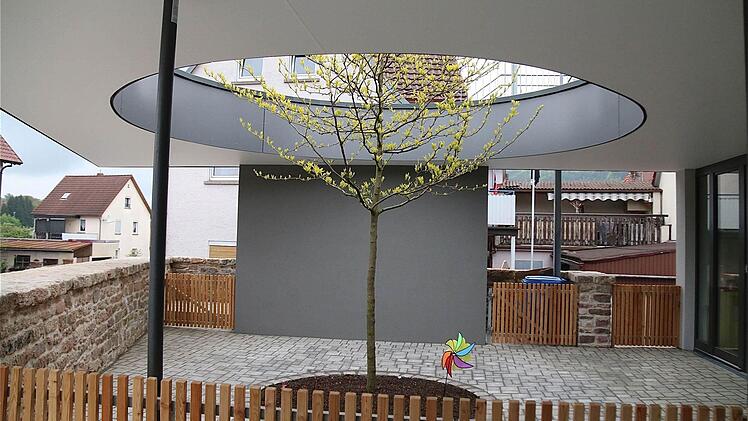 Die obere Spielebene des Euerdorfer Kindergartens soll mit Edelstahl abgesichert werden.