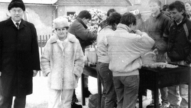 Der damalige Nordhalbener Bürgermeister Lothar Persicke (links, †) besuchte oft die benachbarten DDR-Orte. Da wurden er und die anderen Nordhalbener mit frisch gebratenen Thüringer Bratwürsten bewirtet. Foto: Archiv
