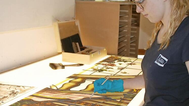 Larissa Jackby von der Firma Peters arbeitet an einem Segment der Luitpoldbad-Fenster. Foto: Glasmalerei Peters