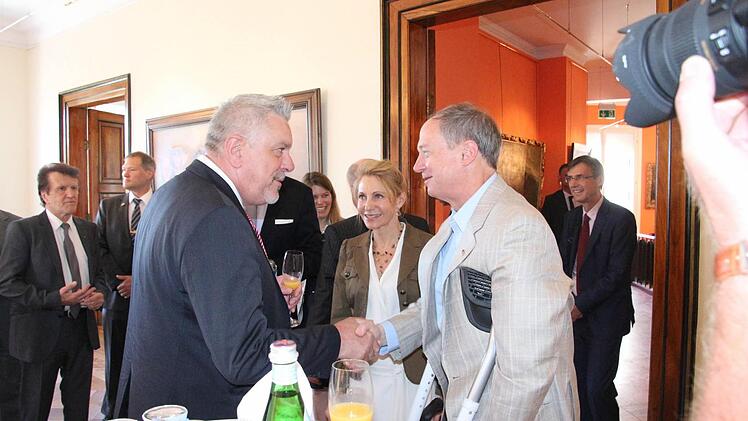 Oberbürgermeister Norbert Tessmer (SPD) nutzte die Gelegenheit, den Botschafter persönlich zu einem weiteren Besuch einzuladen. Foto: Simone Bastian