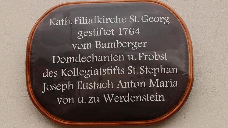 Neu angebracht zum 250 Kirchenjubiläum wurde die Tafel mit den Daten des Kirchenstifters.