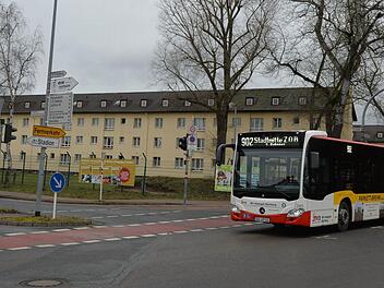 Hartnäckig halten sich Gerüchte, Asylbewerber müssten keine Fahrscheine bezahlen. Doch sie stimmen nicht: die häufig frequentierte Linie 902 am Balkanzentrum.  Foto: Ronald Rinklef