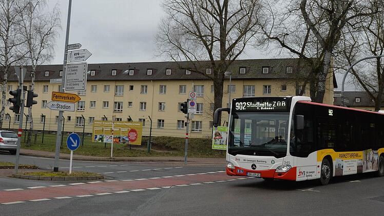 Hartnäckig halten sich Gerüchte, Asylbewerber müssten keine Fahrscheine bezahlen. Doch sie stimmen nicht: die häufig frequentierte Linie 902 am Balkanzentrum.  Foto: Ronald Rinklef