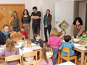 Ein Expertenteam coacht die Mittagsverpflegung im Kindergarten St. Magdalena in Ebelsbach; mit im Bild (stehend von rechts) Ines Fucker, Stefan Helmreich, Claudia Storath, Susanne Langer sowie die Leiterin des Kindergartens, Sabine Bruchmann (links am Tisch)  Foto: Günther Geiling