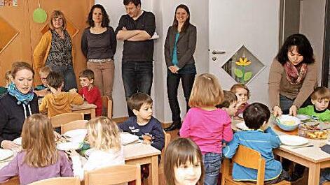 Ein Expertenteam coacht die Mittagsverpflegung im Kindergarten St. Magdalena in Ebelsbach; mit im Bild (stehend von rechts) Ines Fucker, Stefan Helmreich, Claudia Storath, Susanne Langer sowie die Leiterin des Kindergartens, Sabine Bruchmann (links am Tisch)  Foto: Günther Geiling