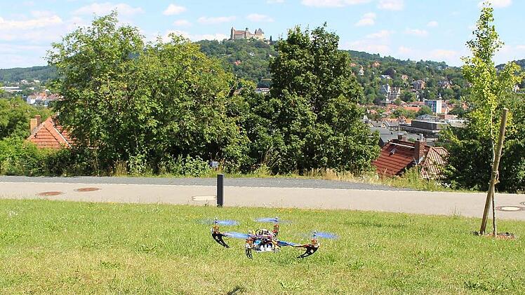 Auf der Wiese hinter der Hochschule traten die Zehntklässler den Beweis an, dass ihr selbstgebauter Quadrokopter tatsächlich fliegen kann.  Foto: Ulrike Nauer