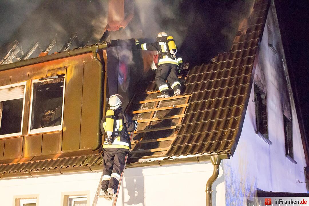 Wohnhaus wird durch Blitzschlag ein Raub der Flammen - Bewohner können sich rechtzeitig retten - Brand hält rund 100 Feuerwehrleute in Atem