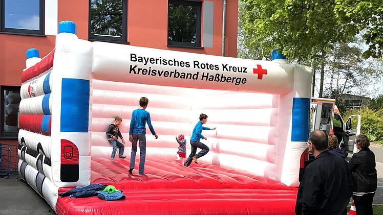 Die Hüpfburg, die in der Bemalung einem Rettungswagen nachempfunden ist, kam bei den Kinder gut an. Foto: Michael Will