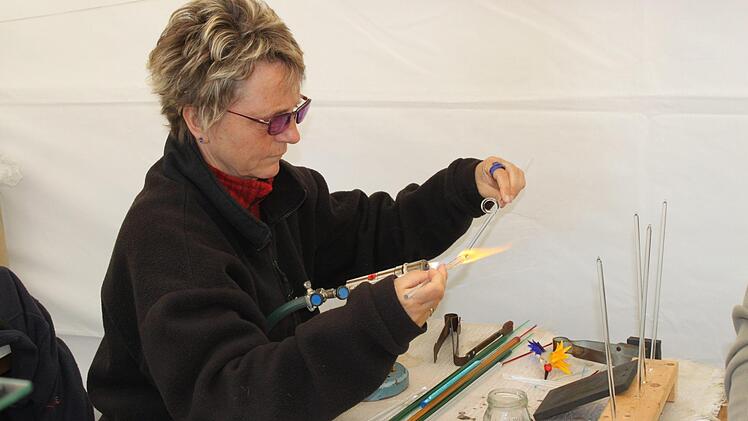Konzerntriert formt Heidi Altermann ein Tier aus Glas. Foto: Carmen Schwind