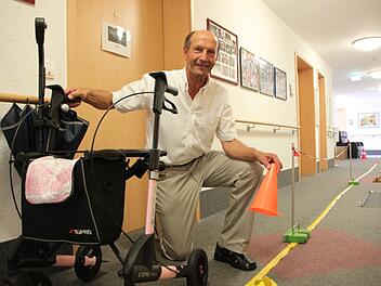 Edgar Kast baut wieder einmal einen Parcours für seinen Rollatorkurs auf. Das Angebot ist mittlerweile sehr gefragt.Heike Beudert