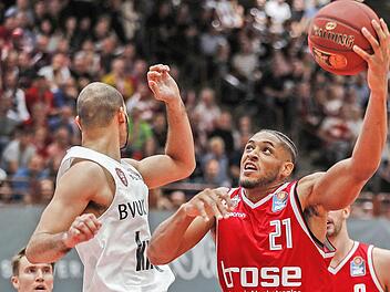 Beim Punktspielsieg am letzten Samstag in Würzburg war Augustine Rubit (r.) nicht zu stoppen. Hier setzt sich der Bamberger Power Forward gegen Perry Ellis durch. Foto: Daniel Löb