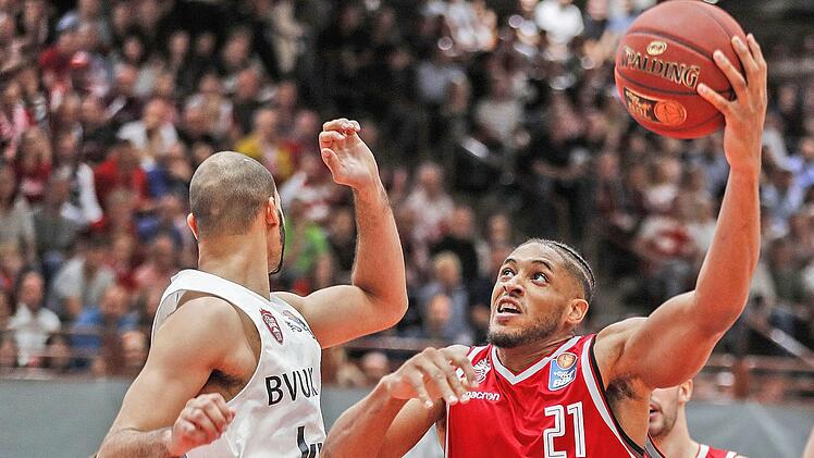 Beim Punktspielsieg am letzten Samstag in Würzburg war Augustine Rubit (r.) nicht zu stoppen. Hier setzt sich der Bamberger Power Forward gegen Perry Ellis durch. Foto: Daniel Löb