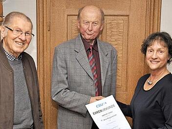 CSU-Ortsvorsitzende Gudrun Heil-Franke überreichte Albrecht Kiesel die Ehrenurkunde für langjährige Parteizugehörigkeit und gratulierte Arnold Greubel zu seinem 90. Geburtstag. Foto: Peter Klopf