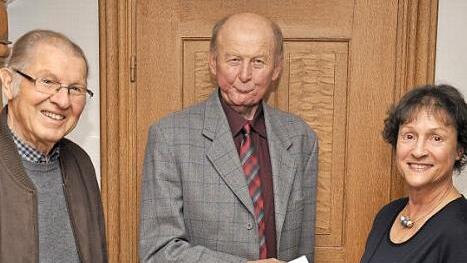 CSU-Ortsvorsitzende Gudrun Heil-Franke überreichte Albrecht Kiesel die Ehrenurkunde für langjährige Parteizugehörigkeit und gratulierte Arnold Greubel zu seinem 90. Geburtstag. Foto: Peter Klopf
