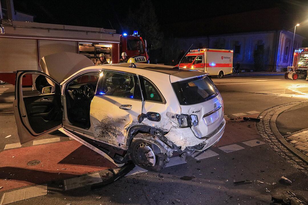 Bamberg: Auto kracht in Taxi - Verursacher flüchtet und lässt Verletzte zurück