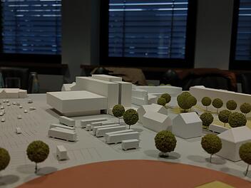 Dieses Foto eines Modells vom Rosengarten zeigt die Ausmaße der Gebäude: Links das Hotel am Anger, wie es möglich wäre, rechts daneben das Kongresshaus, das nur halb so hoch wäre. Der Gebäuderiegel rechts hinter den Bäumen steht für ein Hotel am Rosengarten. Foto: Simone Bastian/CT-Archiv