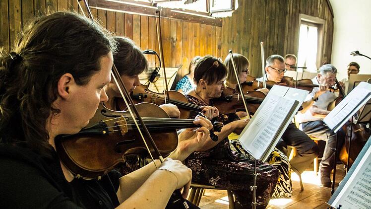 Ein abwechslungsreiches PRogramm rund um das Thema Puppen bot der Musizierkreis Neustadt unter der Leitung von Norbert Luche bei seiner Kaffeehausmusik.Foto: Jochen Berger