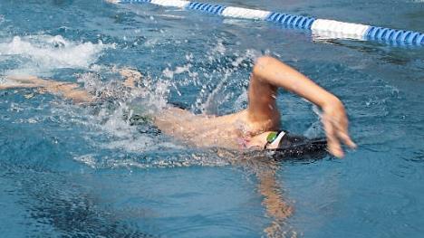 Während die Schwimmer der VIP-Staffeln nur zwei Bahnen schwimmen mussten, absolvierten die Schüler 200 Meter im Becken.