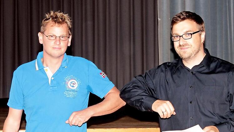 Als neuer Ortssprecher von Lind, Losbergsgereuth und Ottneuses wurde Stefan Schwarz (links) von Bürgermeister Steffen Kropp vereidigt.