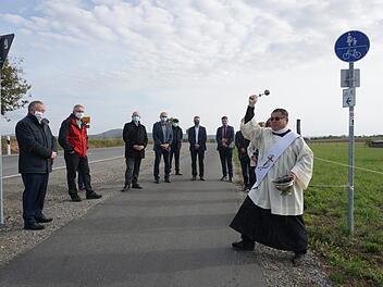 Weihwasser für den göttlichen Segen von oben für die neue Straße und den  Geh- und Radweg zwischen Roßbach und Rupboden. Diakon Kim Sell war für  das Weihwasser zuständig. Foto:  Marion Eckert