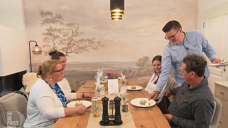 Zur Vorspeise serviert Finn Matjes-Tartar auf Kartoffelrösti mit pochiertem Ei.