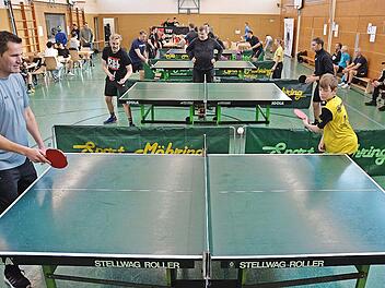 Hatten viel Spa&szlig; am Hobby-Tischtennis: Tobias Ehehalt (links) und Frank Bischof (rechts).