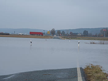 Hochwasserwarnungen f&uuml;r Franken: Erste Stra&szlig;ensperrungen in Mittelfranken - Hochwasser-Alarm im Aischgrund