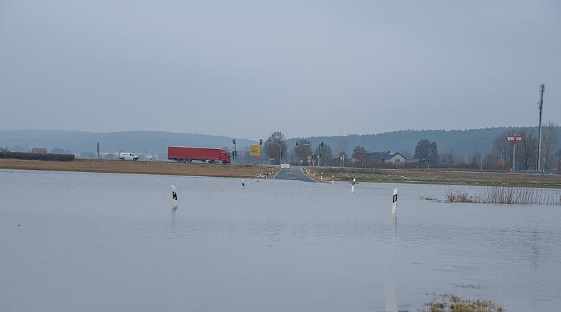Hochwasserwarnungen f&uuml;r Franken: Erste Stra&szlig;ensperrungen in Mittelfranken - Hochwasser-Alarm im Aischgrund