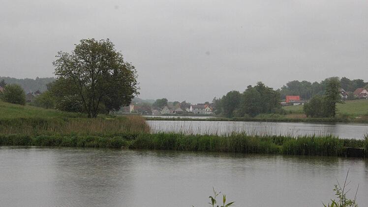 Die Unteren Tretzendorfer Weiher bilden eine Kette aus vier Teichen. Wie der Pächter Peter Schaaf erklärt, ist es bei Hochwasser vor allem dann problematisch, wenn der hintere Weiher vollläuft und sich das Wasser flutwellenartig bis zur Ortschaft hin ausbreitet.