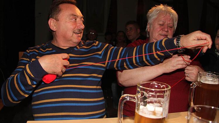 Die Untersteinacher - hier Gerhard Ludwig und Christa Müller - nahmen den roten Faden gerne auf. Jeder machte mit.