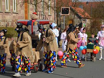 Viele Fußgruppen waren beim Faschingszug in Gefäll dabei. Fotos: Peter Rauch