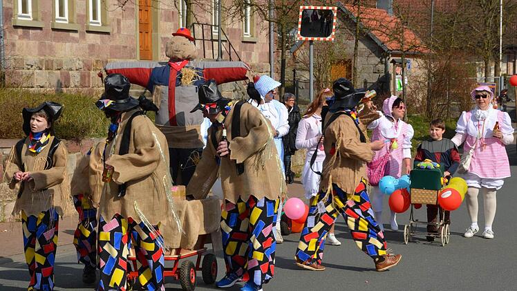 Viele Fußgruppen waren beim Faschingszug in Gefäll dabei. Fotos: Peter Rauch