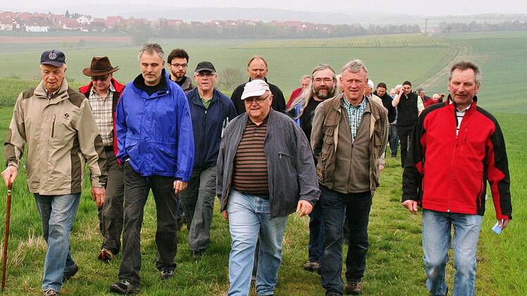 Bürgermeister Siegfried Erhard (Mitte) und Feldgeschworener Willi Karch (rechts), auf dem Grenzweg zwischen Eltingshausen und Oerlenbach