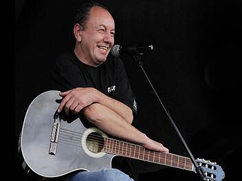 Er kann wieder lachen und die Freude am Musikmachen ist zurück: Franz Trojan, gebürtiger Kulmbacher und Ex-Drummer der Spider Murphy Gang, hat am Niederrhein eine neue Heimat gefunden und dort in Lissy Dicks die Produzentin seines Albums "Wieder im Glück". Foto: Amusika.de