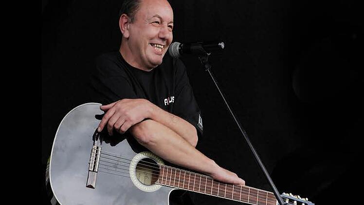 Er kann wieder lachen und die Freude am Musikmachen ist zurück: Franz Trojan, gebürtiger Kulmbacher und Ex-Drummer der Spider Murphy Gang, hat am Niederrhein eine neue Heimat gefunden und dort in Lissy Dicks die Produzentin seines Albums "Wieder im Glück". Foto: Amusika.de