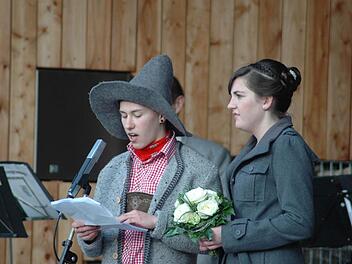 Matthias Rüttiger verlas als Kirmeskönig einige Oberbacher Anekdoten aus den letzten zwölf Monaten. Ihn begleitete bei der Kirmes seine Königin Verena Hüfner. Foto: Sebastian Schmitt-Mathea