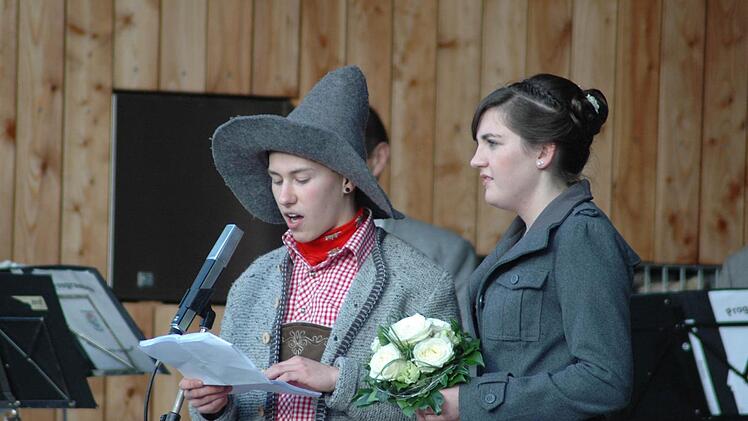 Matthias Rüttiger verlas als Kirmeskönig einige Oberbacher Anekdoten aus den letzten zwölf Monaten. Ihn begleitete bei der Kirmes seine Königin Verena Hüfner. Foto: Sebastian Schmitt-Mathea