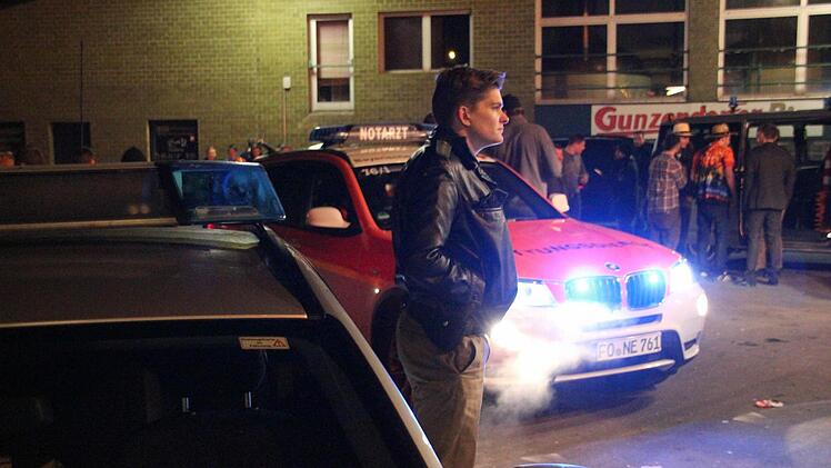 Einsatz vor einer Diskothek in Gunzendorf. Ein 21-Jähriger muss mit schweren Gesichtsverletzungen ins Klinikum gebracht werden. Polizeiobermeister Joel Legall ist mit seinen Kollegen Samstagnacht vor Ort. Foto: Sebastian Martin