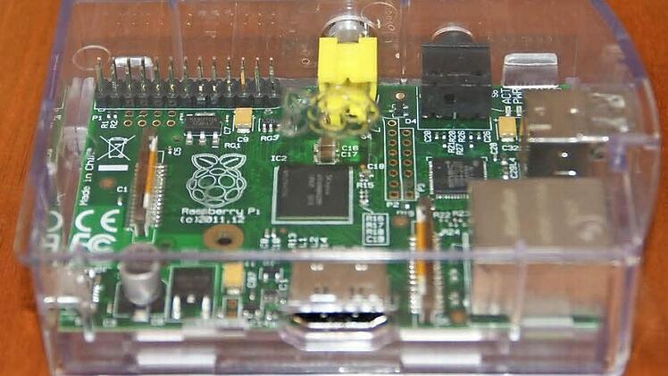 Einfache Technik setzt Freifunk Franken ein, um mit geringem Aufwand freie WLAN-Netze aufzubauen. Hier ein Blick in einen Router.  Foto: sw